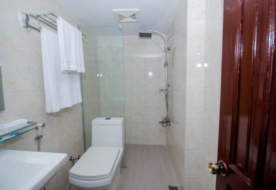 Deluxe Double or Twin Room, City View | Bathroom | Rainfall showerhead, towels
