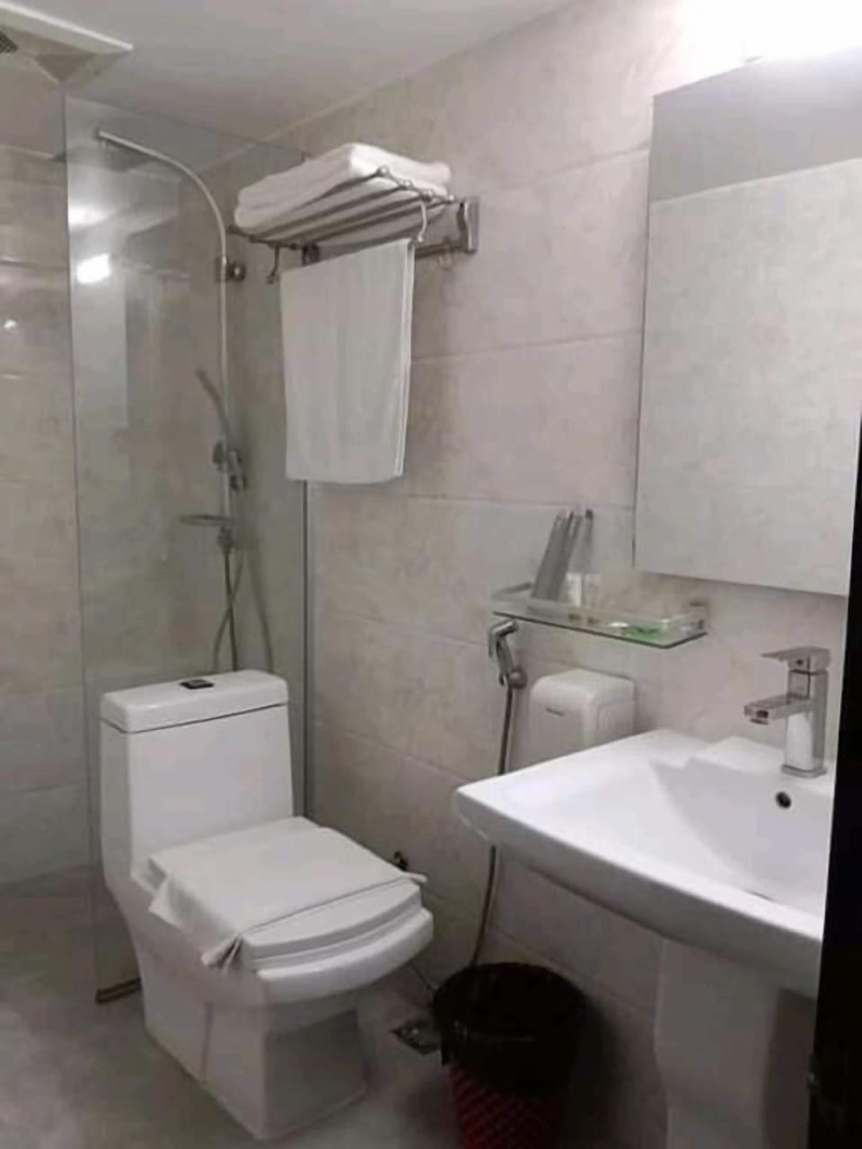 Deluxe Single Room, City View | Bathroom | Rainfall showerhead, towels