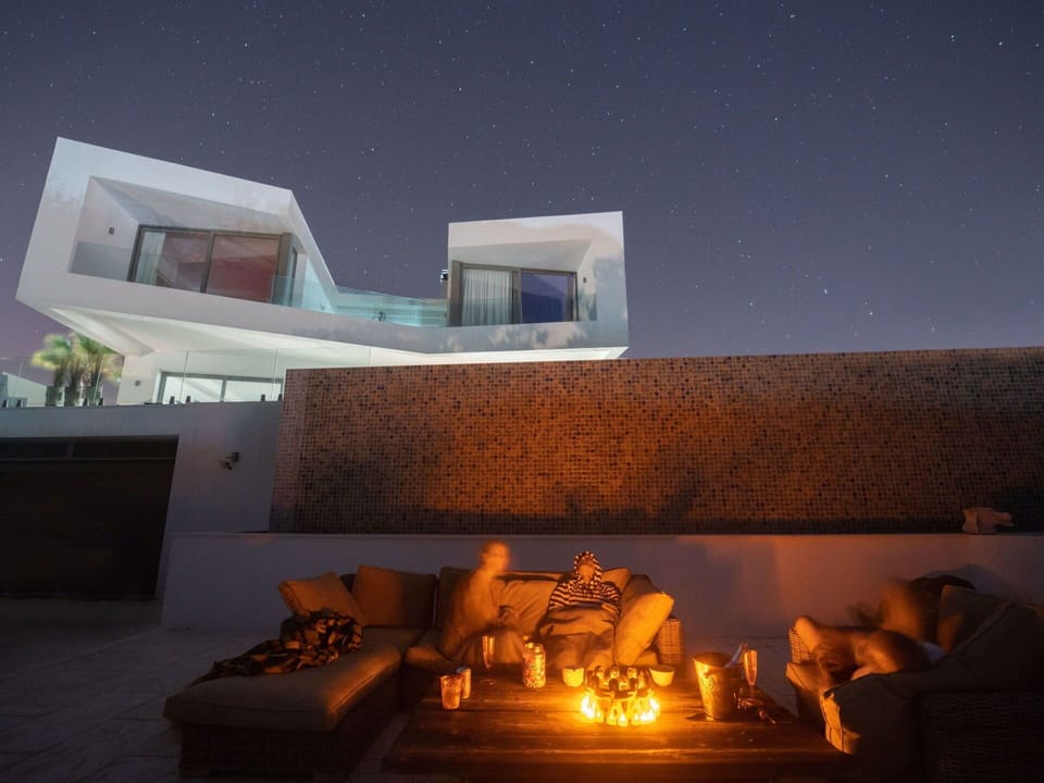 Water, Building, Swimming Pool, Azure, Real Estate, Condominium, Rectangle, Resort Town, Outdoor Furniture, Roof