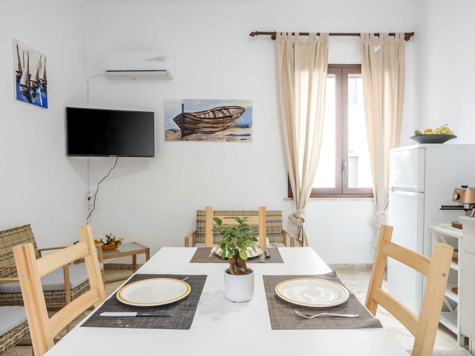 Table, Furniture, Property, Tableware, Textile, Building, Interior Design, Plant, Curtain