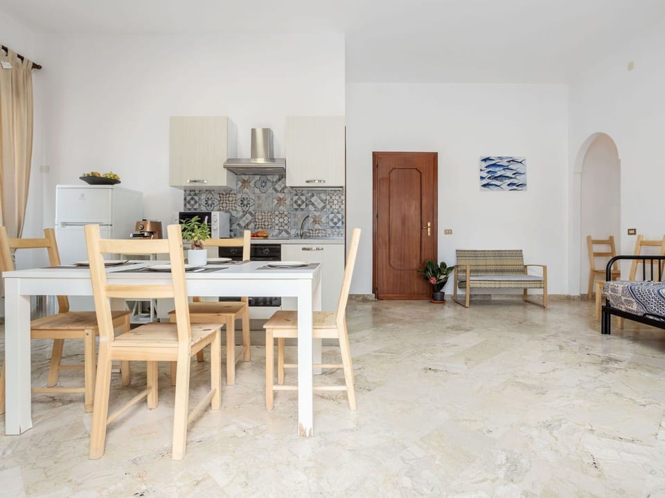Table, Furniture, Building, Chair, Wood, Flooring, Interior Design, Floor, Living Room, Hardwood