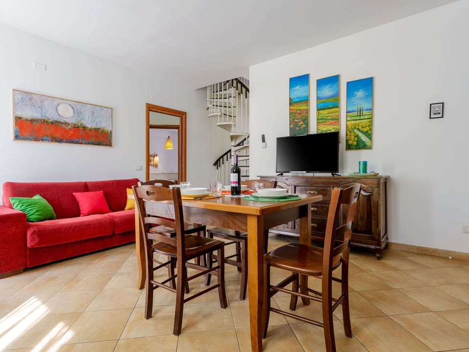 Table, Furniture, Property, Couch, Interior Design, Wood, Picture Frame, Floor, Flooring, Living Room