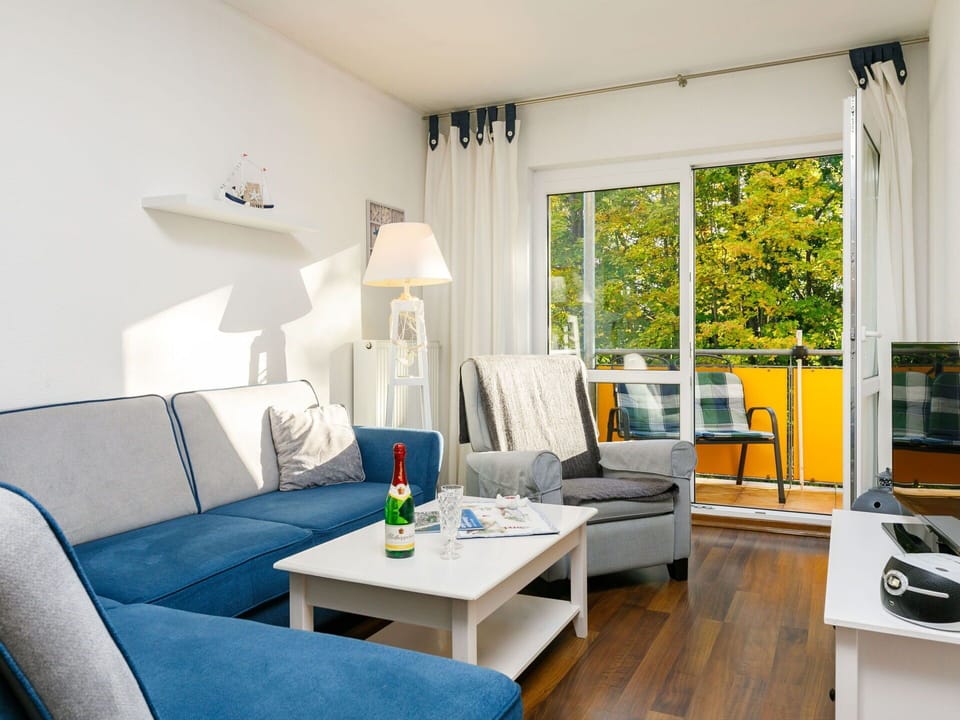 Couch, Table, Furniture, Property, Comfort, Interior Design, Studio Couch, Living Room, Wall