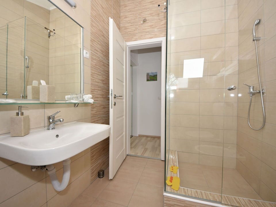 Sink, Plumbing Fixture, Mirror, Tap, Bathroom, Bathroom Sink, Shower Head, Floor