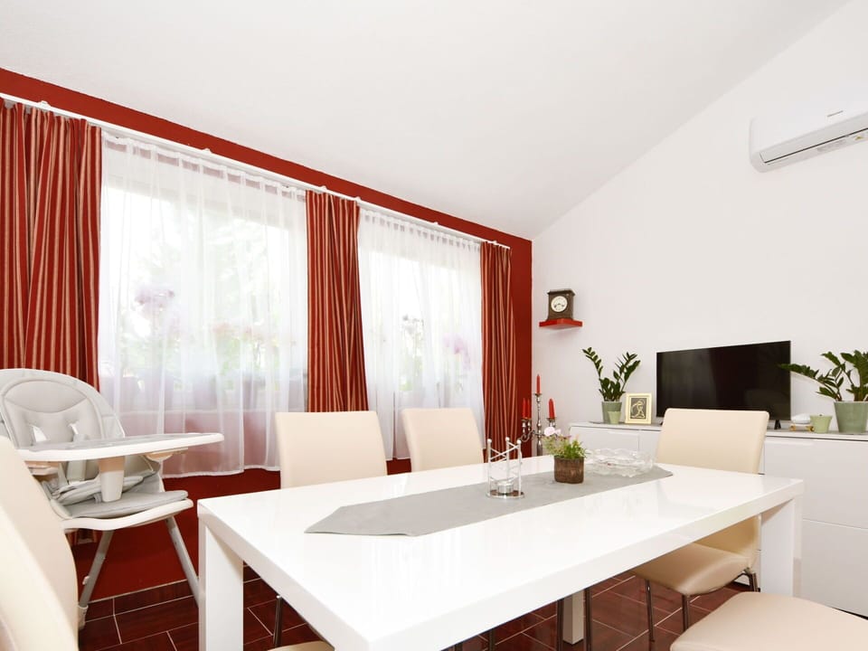 Table, Furniture, Property, Plant, Architecture, Chair, Wood, Interior Design, Floor