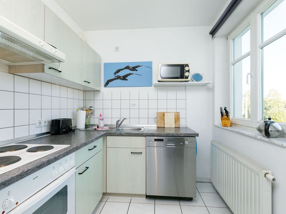Cabinetry, Kitchen Sink, Sink, Property, Tap, Countertop, Window, Kitchen, Kitchen Stove, Interior Design