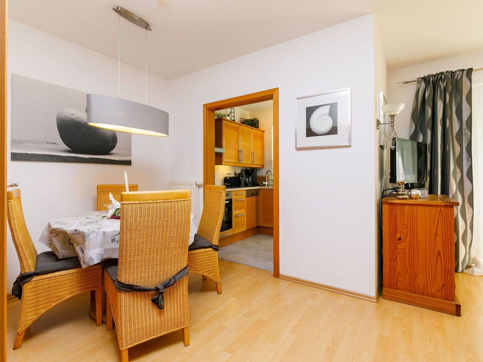 Property, Furniture, Picture Frame, Comfort, Wood, Interior Design, Houseplant, Flooring, Floor, Living Room
