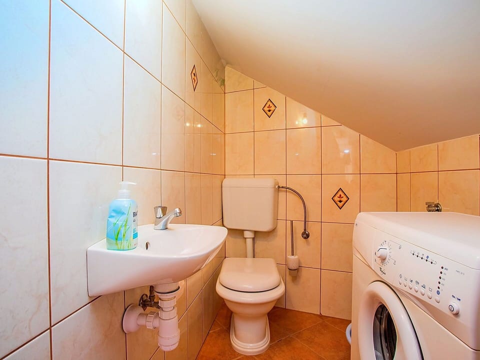 Flooring, Plumbing Fixture, Floor, Bathroom, Interior Design, Sink, Plumbing, Ceiling, Bathroom Sink, Tap