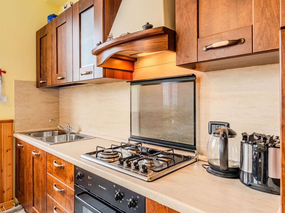 Cabinetry, Property, Gas Stove, Countertop, Cooktop, Kitchen Stove, Kitchen Appliance, Kitchen, Wood, Interior Design