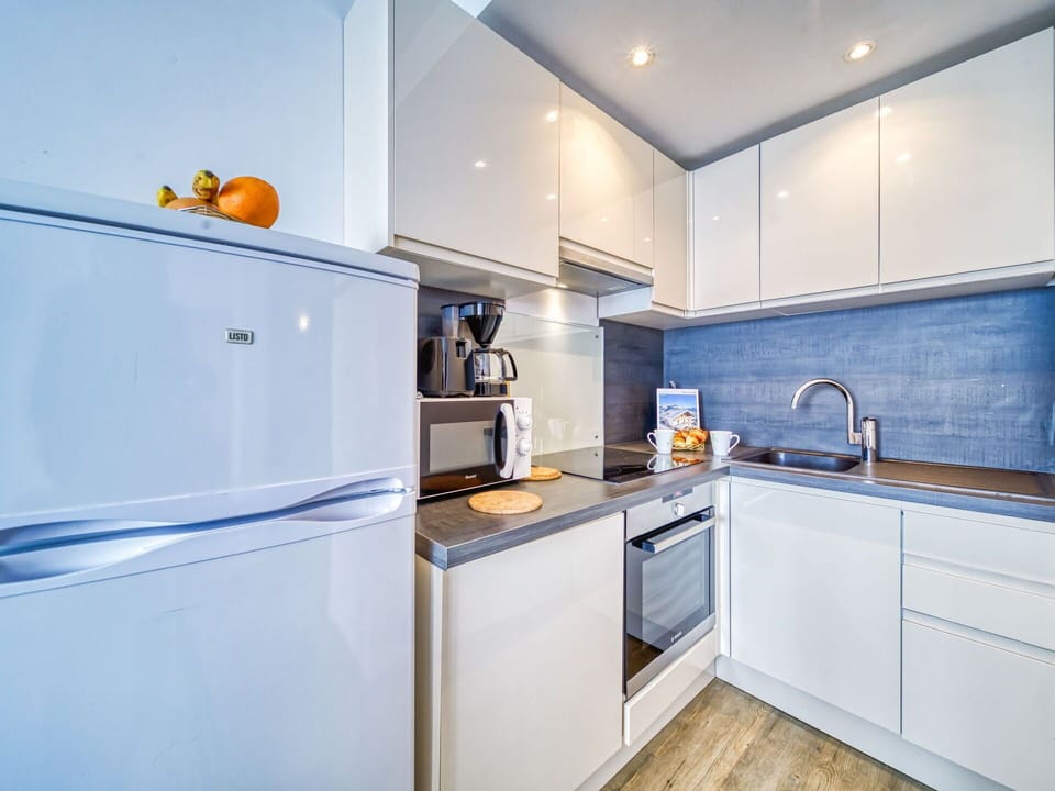 Cabinetry, Property, Countertop, Sink, Building, Interior Design, Kitchen Appliance, Kitchen, Kitchen Stove, Tap