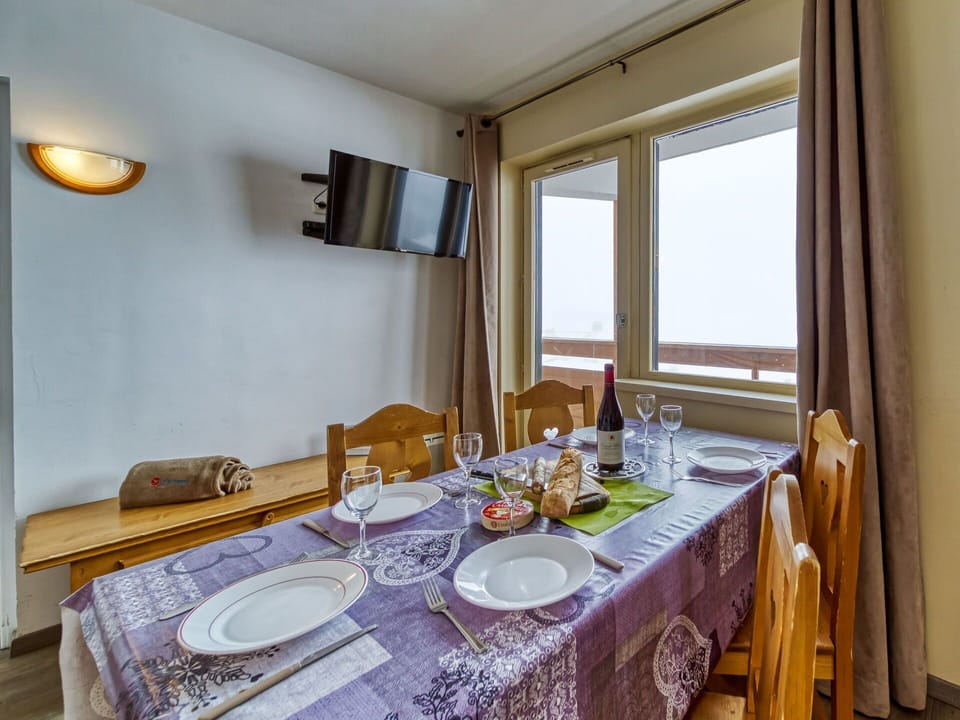 Table, Tableware, Property, Furniture, Interior Design, Tablecloth, Dishware, Chair, Plate, Kitchen & Dining Room Table