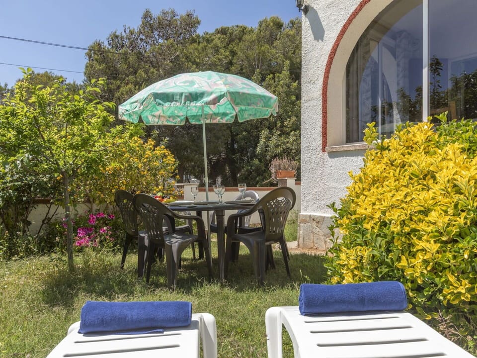 Outdoor Furniture, Furniture, Garden, Chair, Outdoor Table, Shade, Landscaping, Swimming Pool, Backyard, Yard
