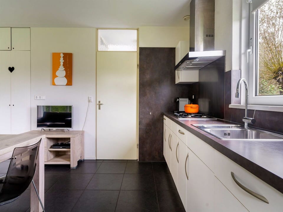 Cabinetry, Kitchen Sink, Property, Building, Sink, Furniture, Countertop, Tap, Interior Design, Kitchen Stove