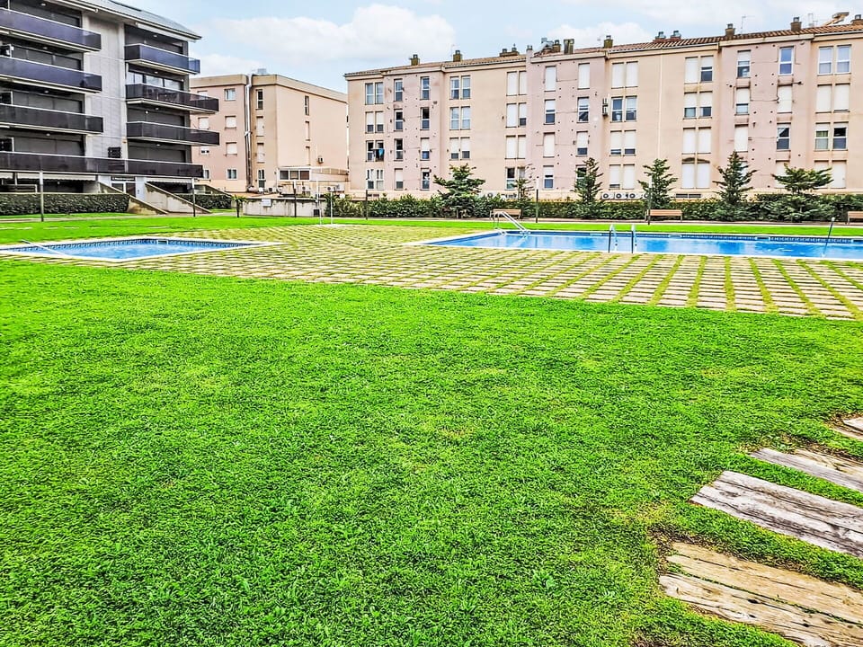 Daytime, Building, Grass, Residential Area, City, Apartment, Neighbourhood, Public Space, Condominium, Urban Design