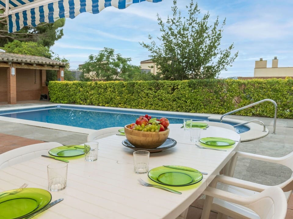 Water, Plant, Swimming Pool, Tree, Shade, Outdoor Furniture, Leisure, Rectangle, Composite Material, Landscape