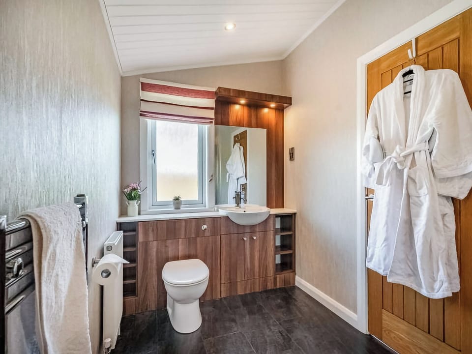 Bathroom | Oakwood Lodge, Lochwinnoch