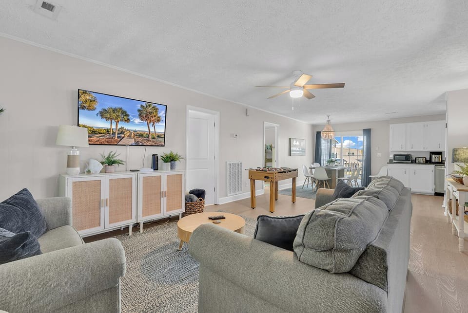 Open layout with comfortable and modern furnishings, the space is perfect for spending time with your family or large group.