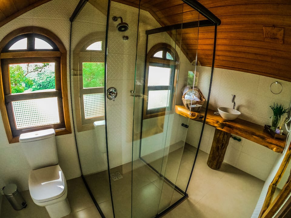 Luxury Double Room, Garden View | Bathroom | Shower, rainfall showerhead, free toiletries, hair dryer