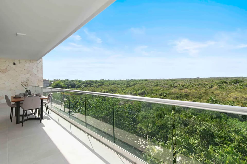 Jungle View Dining: Private Balcony