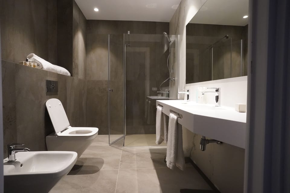 Shower, rainfall showerhead, free toiletries, hair dryer