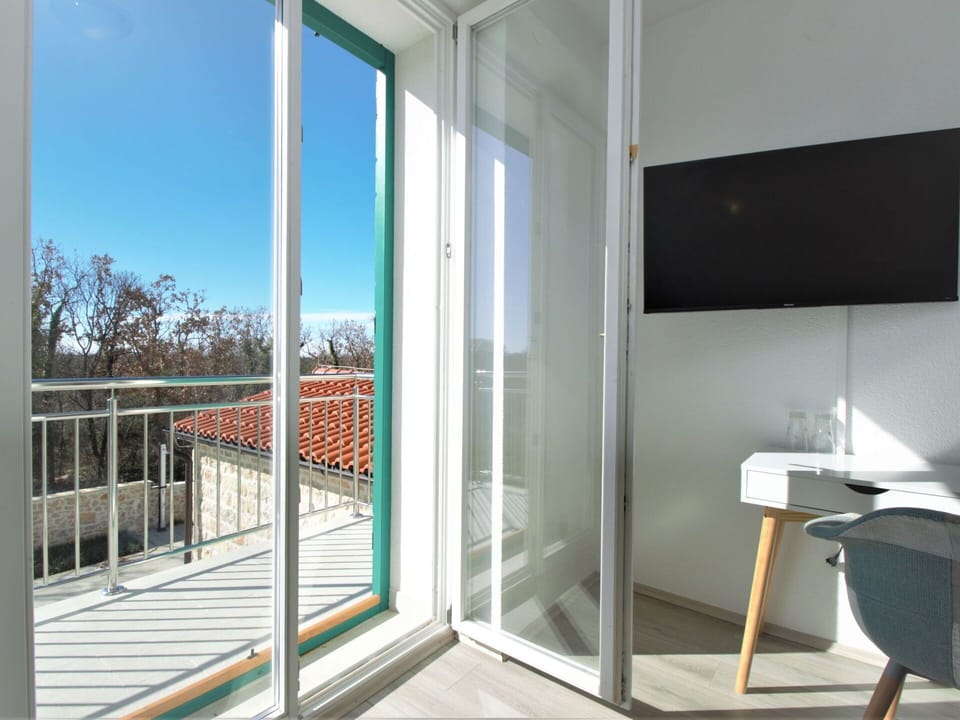 Sky, Furniture, Cloud, Plant, Table, Building, Chair, Interior Design, Tree, Urban Design
