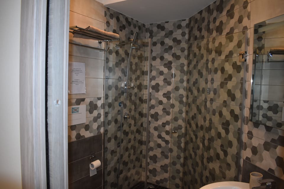 Comfort Double Room | Bathroom | Shower, rainfall showerhead, free toiletries, hair dryer