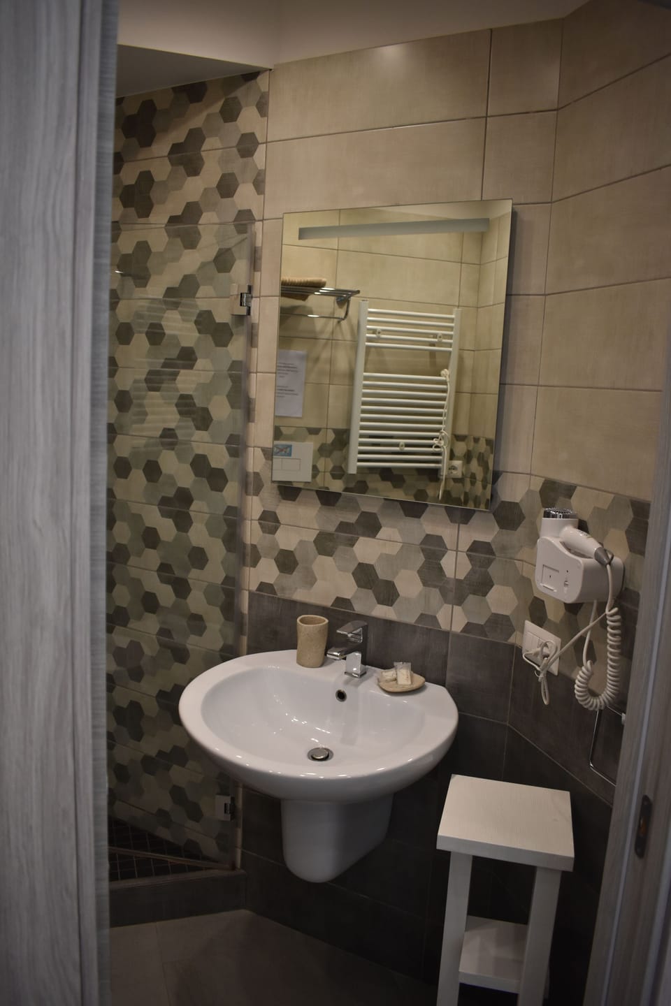 Comfort Double Room | Bathroom | Shower, rainfall showerhead, free toiletries, hair dryer