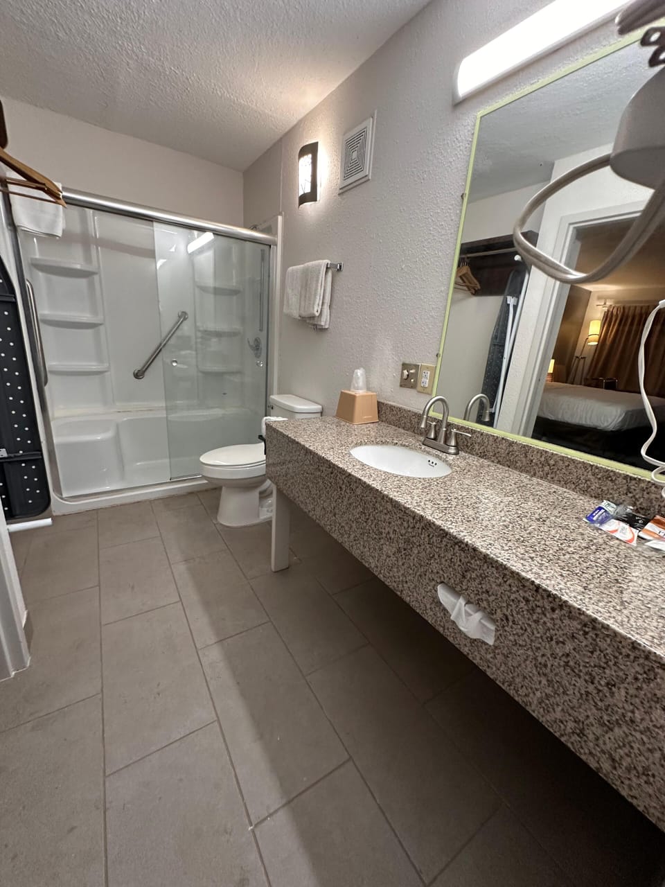 Deluxe Room, 1 King Bed, Mobility Accessible, Non Smoking | Premium bedding, down comforters, Select Comfort beds, in-room safe