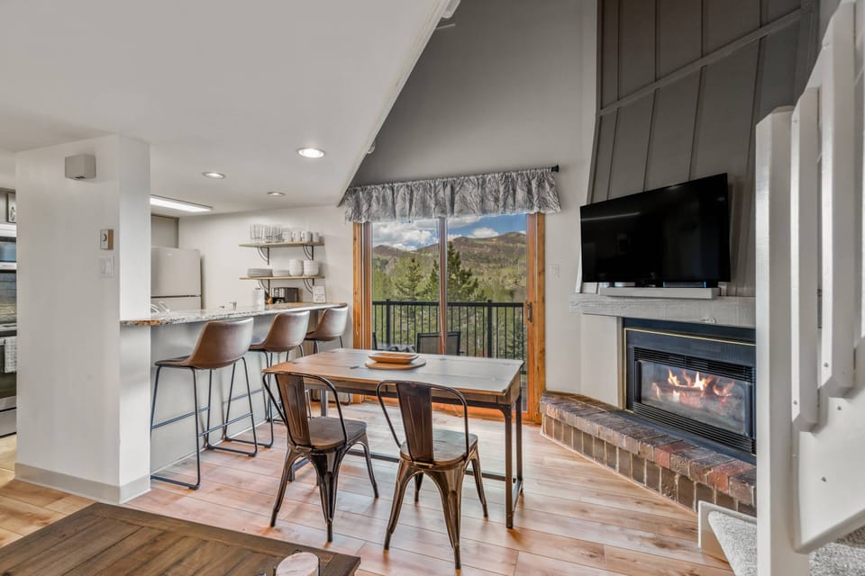 Cozy and versatile living space, open to the kitchen.