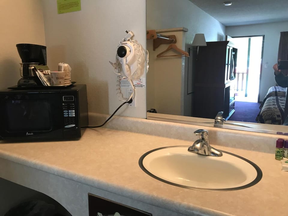 Combined shower/tub, free toiletries, hair dryer, towels