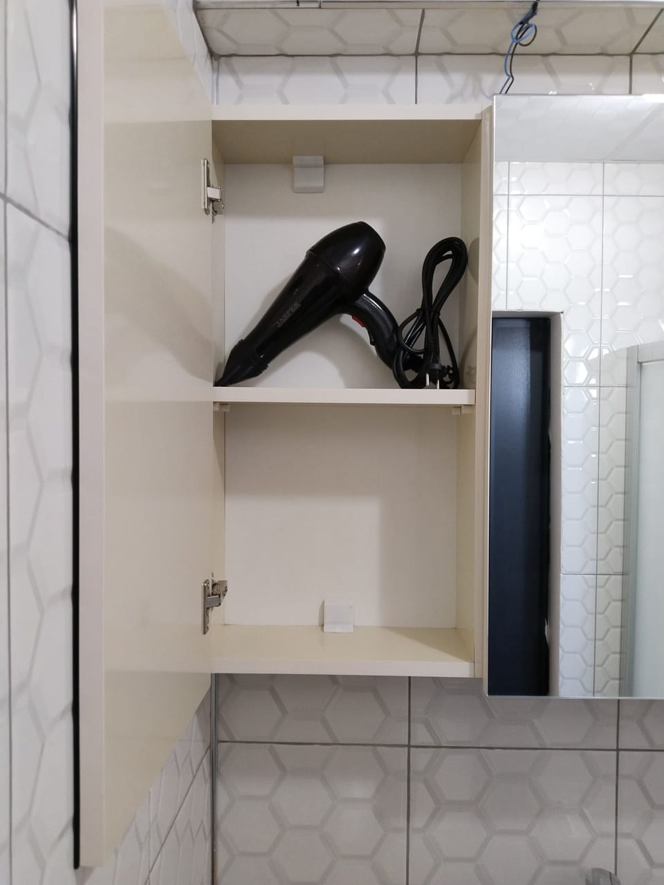 Elite Apartment | Bathroom | Hair dryer, towels, soap, shampoo