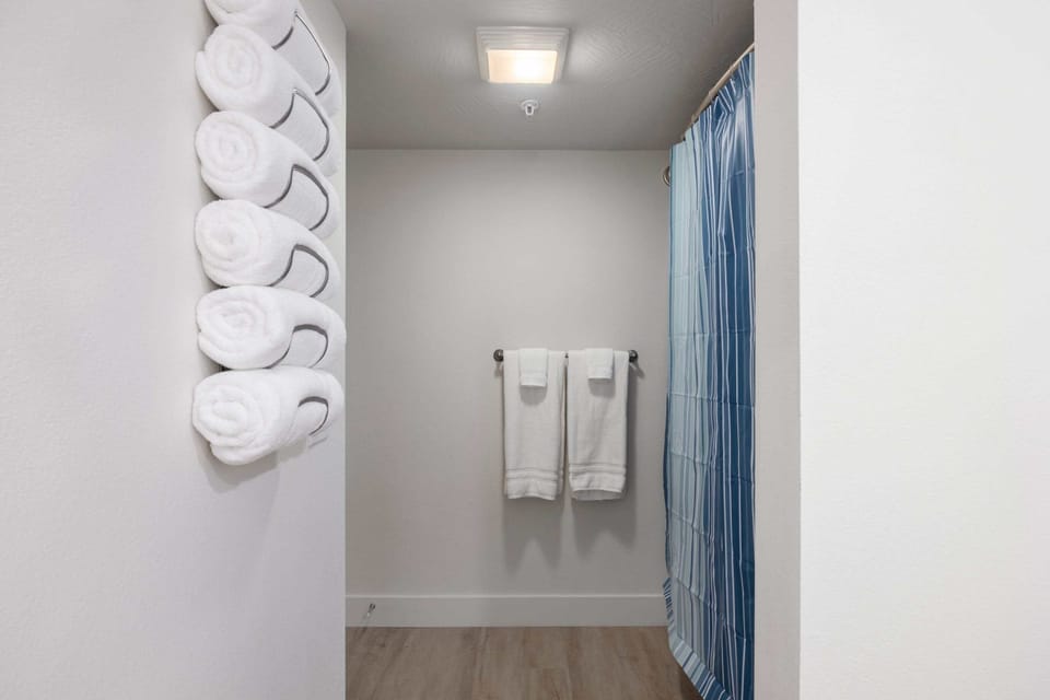Ensuite bathrooms with tub/shower combos supply plenty of towels for your use.