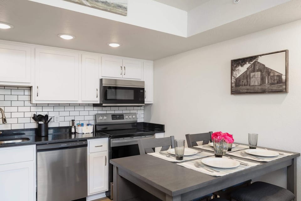Beautiful full kitchen with all brand new appliances