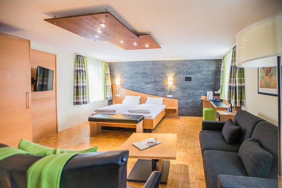 Comfort Double Room, 1 King Bed, Non Smoking, Ensuite | In-room safe, desk, laptop workspace, blackout drapes