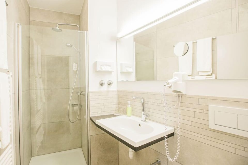 Comfort Double Room, 1 King Bed, Non Smoking, Ensuite | Bathroom
