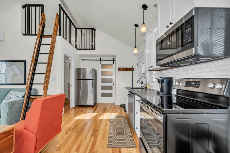 Vaulted Ceilings, Loft Sleeping Area with Twin Bed