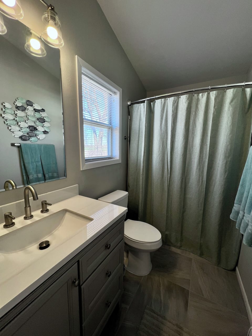 Full bath on the upper level. 