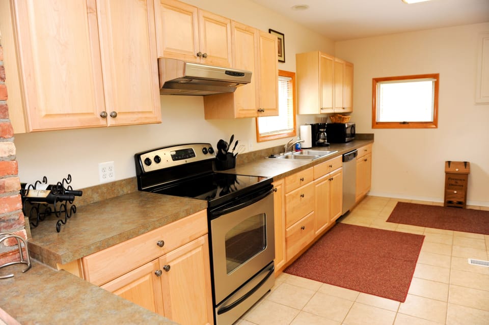 Cabin 10, Lakefront | Private kitchen | Microwave, coffee/tea maker, toaster, cookware/dishes/utensils