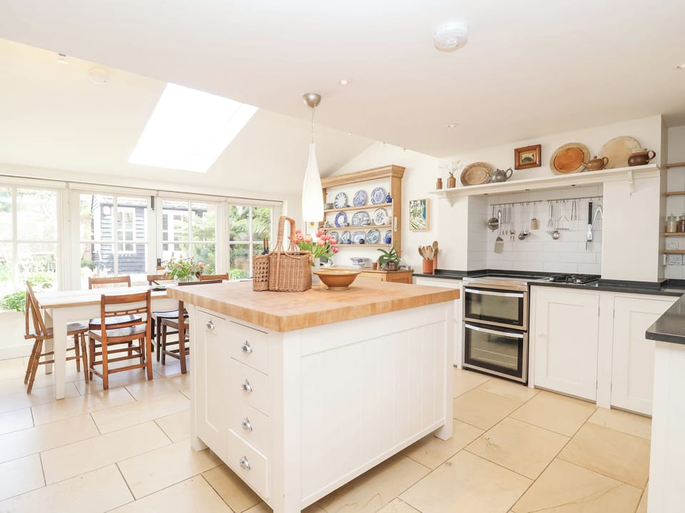 Cottage | Private kitchen | Dishwasher, electric kettle, toaster, cookware/dishes/utensils