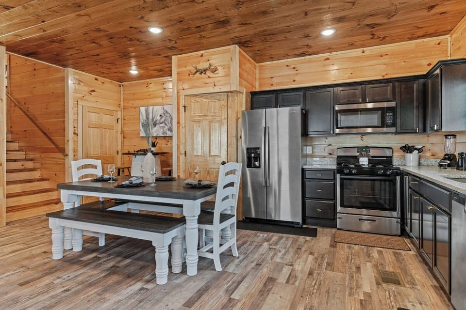 Moonlight Pines' kitchen and dining area