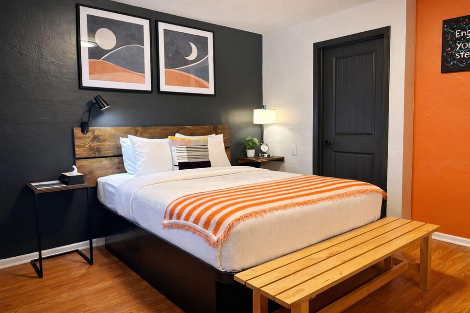 Modern Queen Room Non-Smoking ( NO PETS ALLOWED ) | Premium bedding, down comforters, pillowtop beds, desk