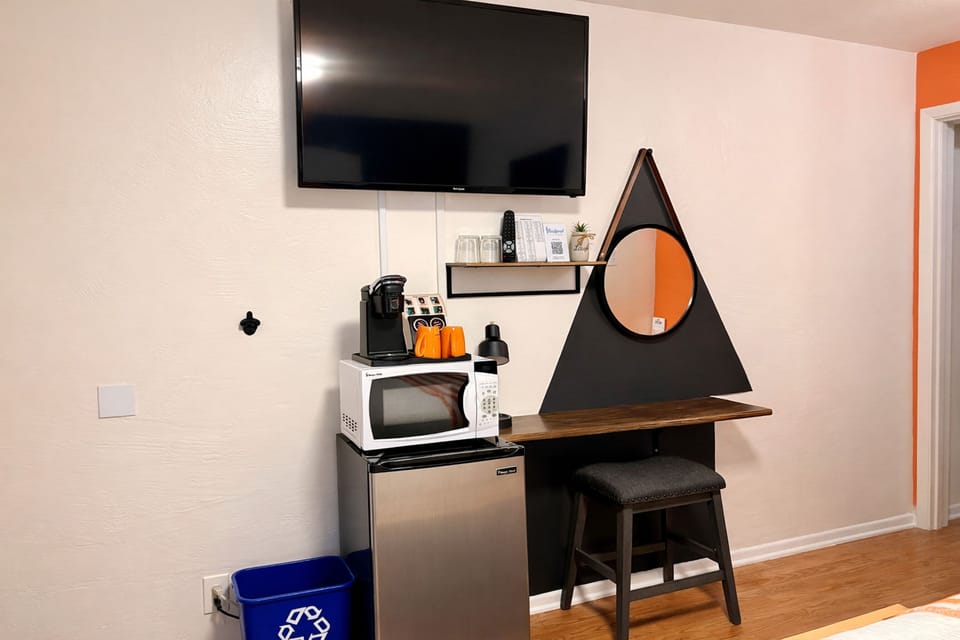 Modern Queen Room Non-Smoking ( NO PETS ALLOWED ) | Premium bedding, down comforters, pillowtop beds, desk