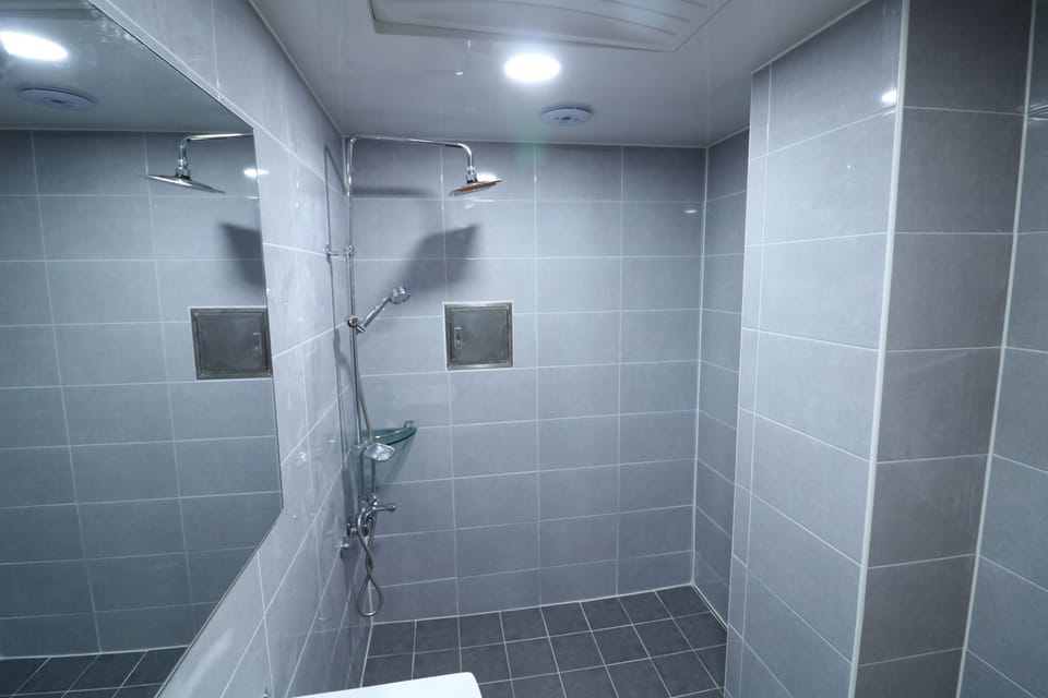 Standard Room | Bathroom | Combined shower/tub, deep soaking tub, free toiletries, hair dryer
