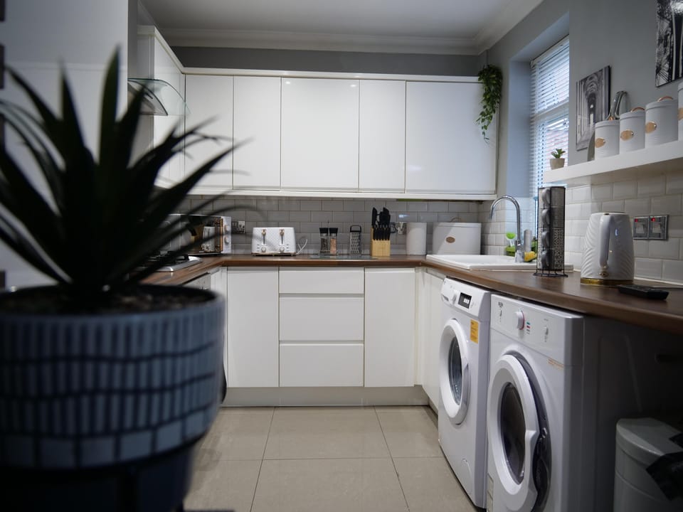House | Private kitchen | Fridge, microwave, oven, stovetop