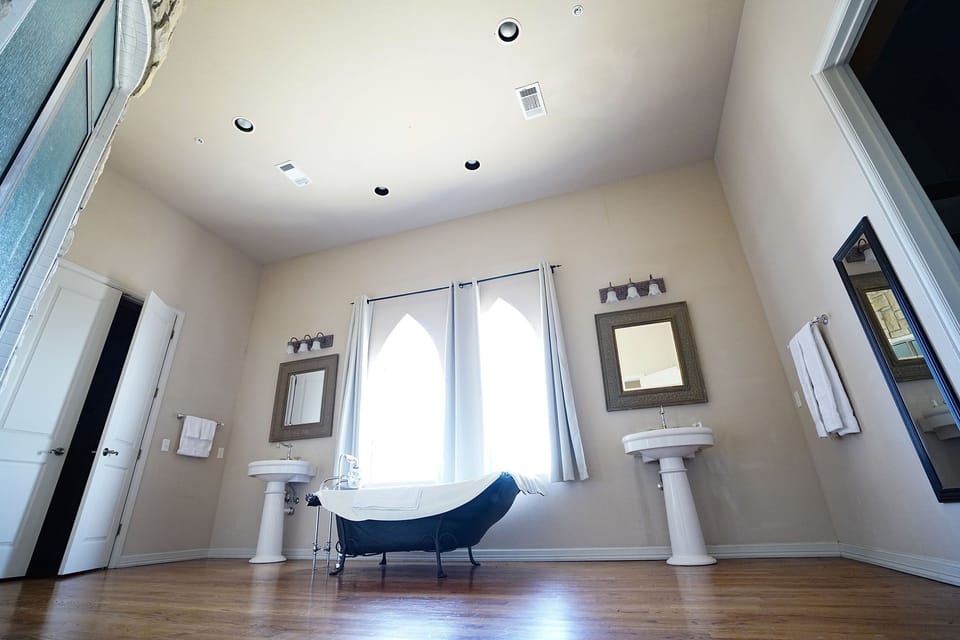 Single Room, 1 Queen Bed | Bathroom | Hair dryer, towels, soap, shampoo