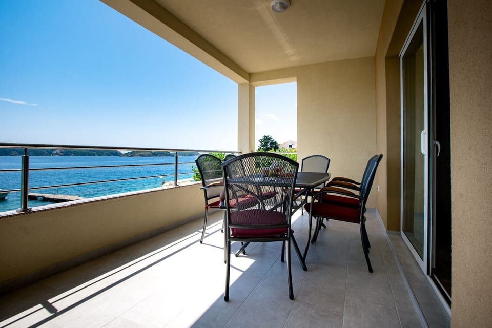 Balcony, Outdoor dining area