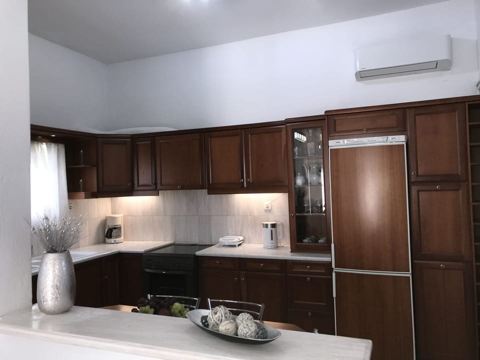 Family Apartment, 2 Bedrooms, Kitchen | Private kitchen | Full-size fridge, microwave, oven, stovetop