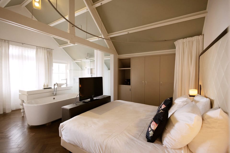 Suite, 1 Double Bed, Non Smoking | Desk, iron/ironing board, free WiFi, bed sheets