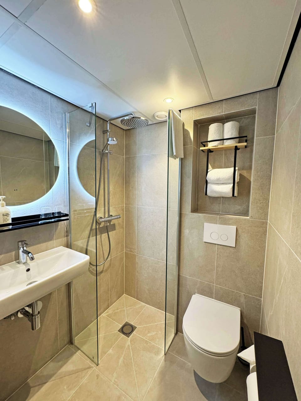 Standard Room, 2 Twin Beds, Non Smoking | Bathroom | Free toiletries, hair dryer, towels, soap