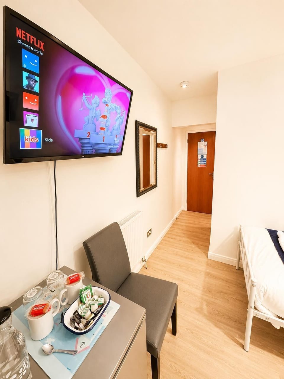 Deluxe Twin Room | Laptop workspace, soundproofing, WiFi (free), individually furnished